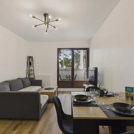 Appartement 200m De La - Pour 4 Avec Balcon