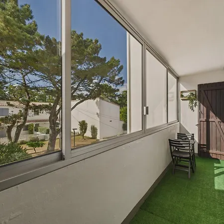 200m De La - Pour 4 Avec Balcon