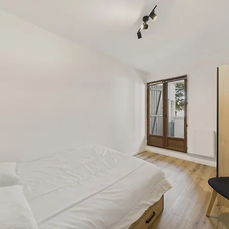 200m De La - Pour 4 Avec Balcon Apartmán